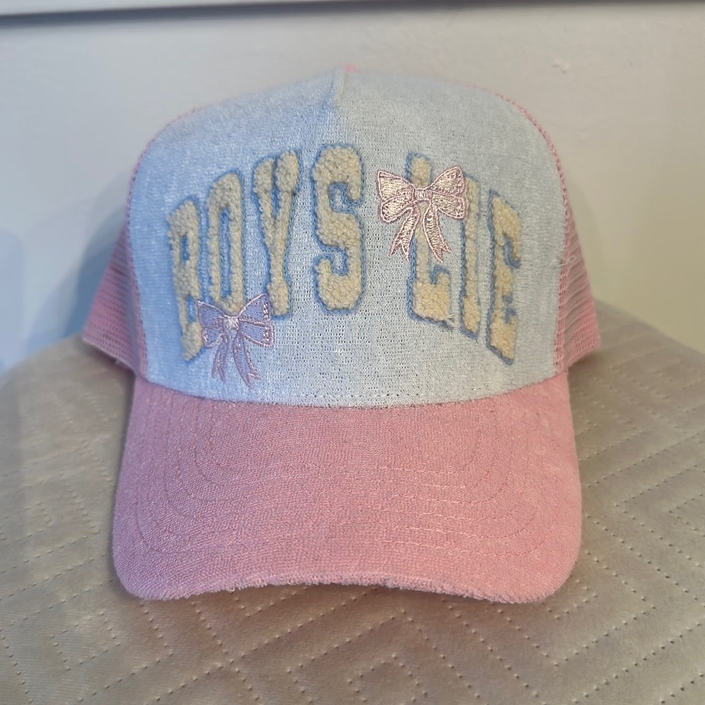 Boys Lie bows trucker hat
